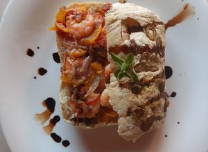 Una foto de Pan ciabatta relleno de camarón