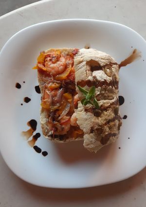 Una foto de Pan ciabatta relleno de camarón