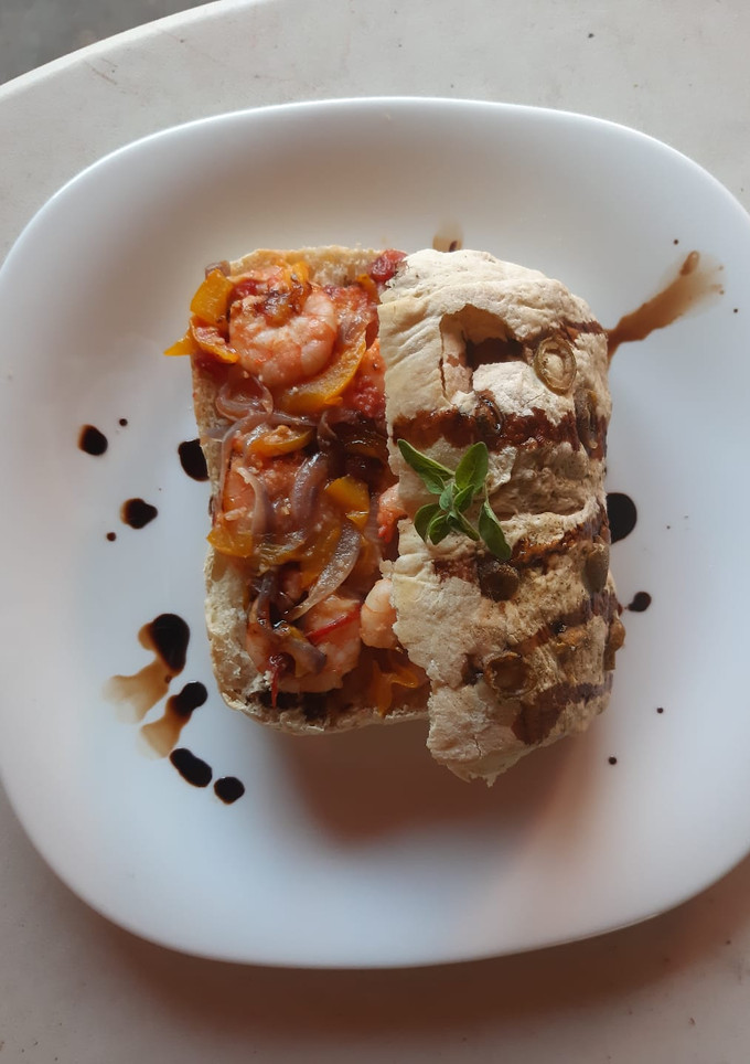 Una foto de Pan ciabatta relleno de camarón