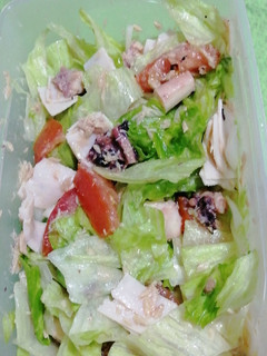 Una foto de Ensalada de pulpo, pavo y atún. Ensalada Hazil