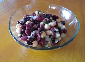 Una foto de Ensalada De Tres Frijoles