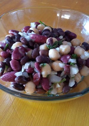Una foto de Ensalada De Tres Frijoles