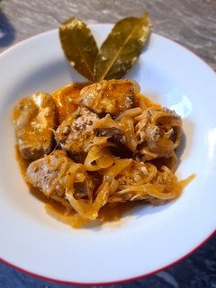Una foto de Atún encebollado