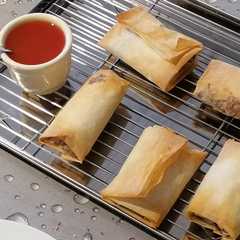 Una foto de Rollitos de primavera con salsa agridulce