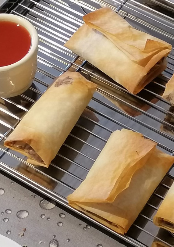 Una foto de Rollitos de primavera con salsa agridulce
