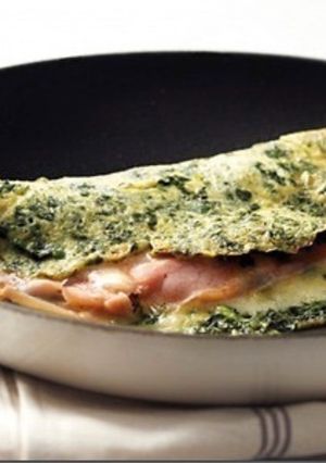Una foto de Tortilla francesa de espinacas y jamón