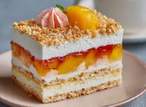 Zdjęcie przepisu Ciasto bez pieczenia z mascarpone i brzoskwiniami.