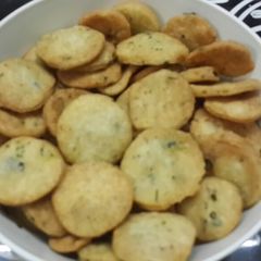 A picture of Methi Mathri.