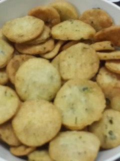 A picture of Methi Mathri.