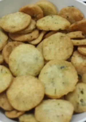 A picture of Methi Mathri.