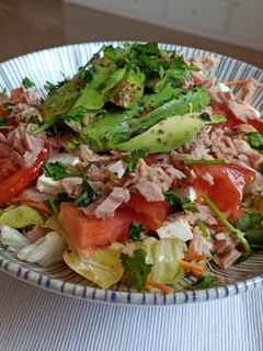 Una foto de Mi ensalada básica; rápida, saciante y muy rica