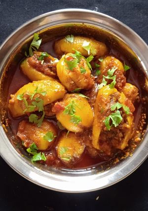 ભરેલા પરવળ,બટાકા નું શાક (Bharela Parvar Bataka Shak Recipe In Gujarati) રેસીપી મુખ્ય ફોટો