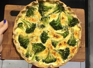 Una foto de Tarta de brócoli con queso | Recetas saludables 🥦🧀