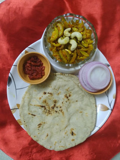 કંકોડા કાજૂ ના શાક અને જુવાર ના રોટલા (Kantola Kaju Shak Recipe In Gujarati) રેસીપી મુખ્ય ફોટો