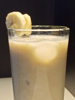 બનાના મિલ્ક શેક (BANANA MILKSHAKE Recipe in Gujarati) રેસીપી મુખ્ય ફોટો