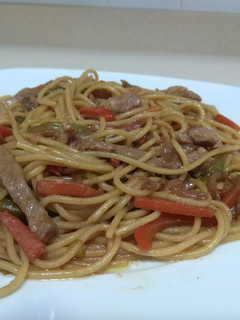 Una foto de Tallarines en salsa de soja (verduras y cerdo)