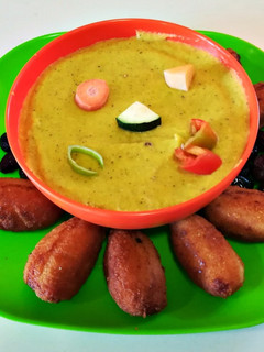 Una foto de Menestra en crema, con croquetas de bacalao