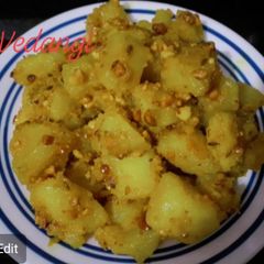 A picture of Potato with roasted peanuts.
