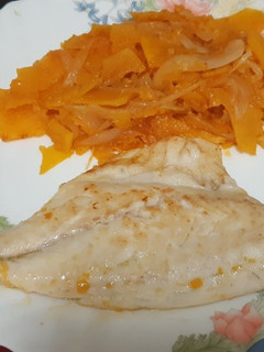 Una foto de Dorada a la plancha con calabaza rehogada