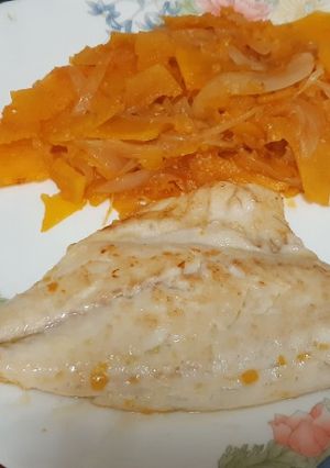 Una foto de Dorada a la plancha con calabaza rehogada