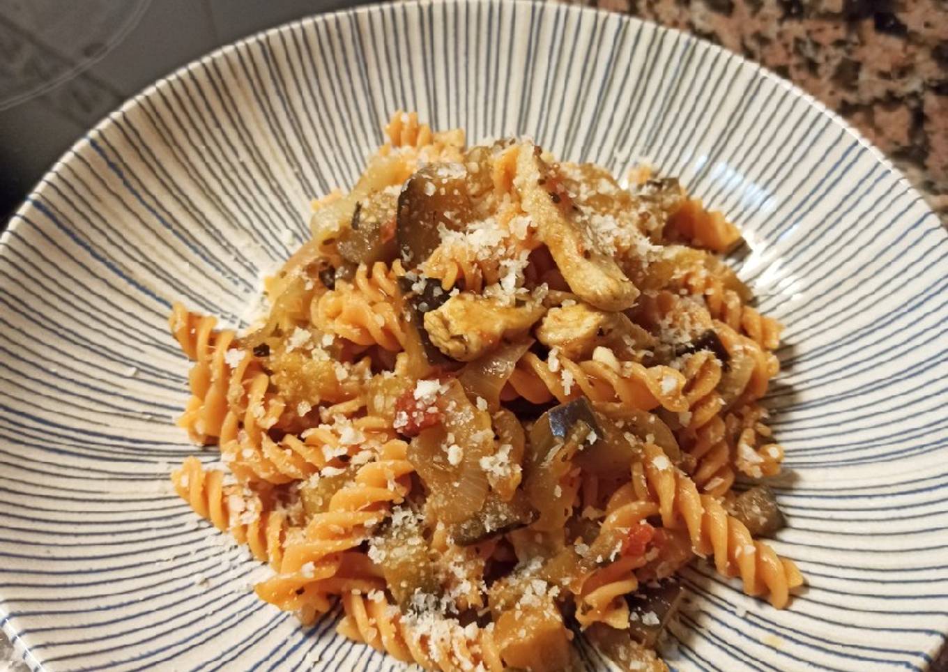 Pasta con pollo y berenjena