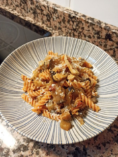 Una foto de Pasta con pollo y berenjena