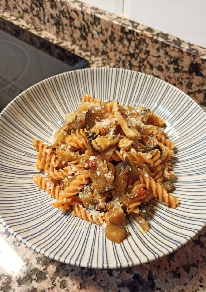 Una foto de Pasta con pollo y berenjena