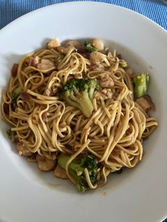 Una foto de Wok de fideos, brócoli y pollo