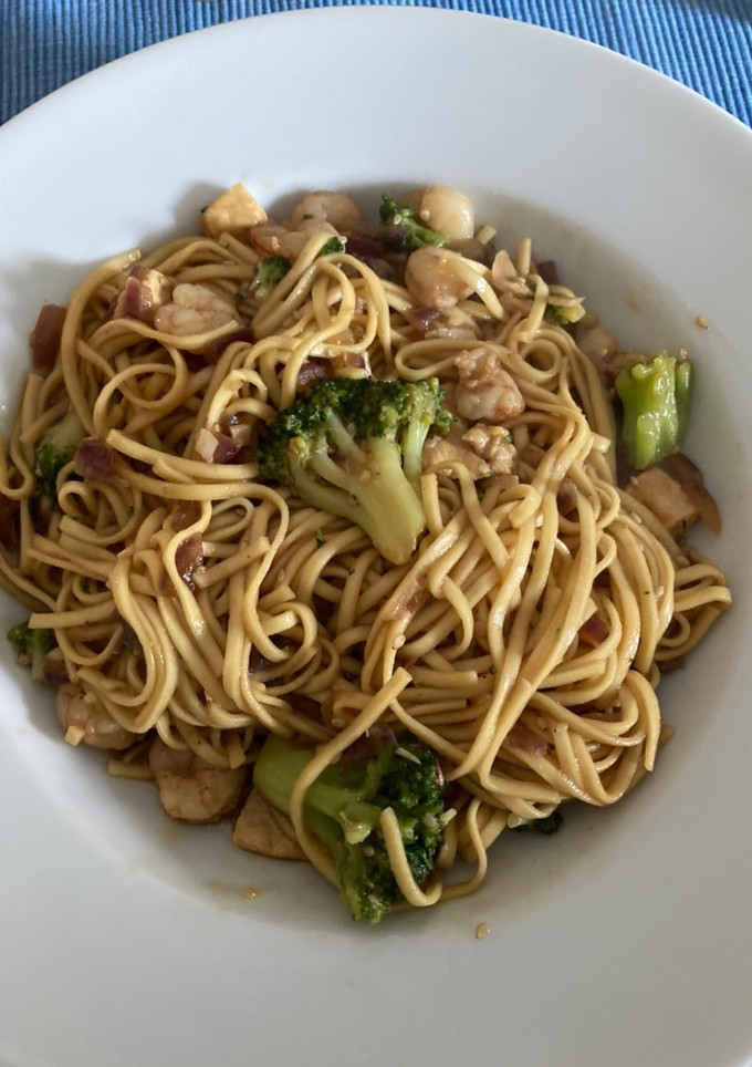 Una foto de Wok de fideos, brócoli y pollo