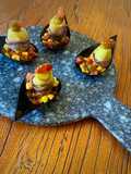 Cuchara de alcachofa, anchoa, millo y tomate