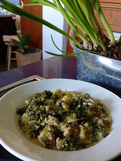 Una foto de Cazuela de gnocchi, kale y salchicha