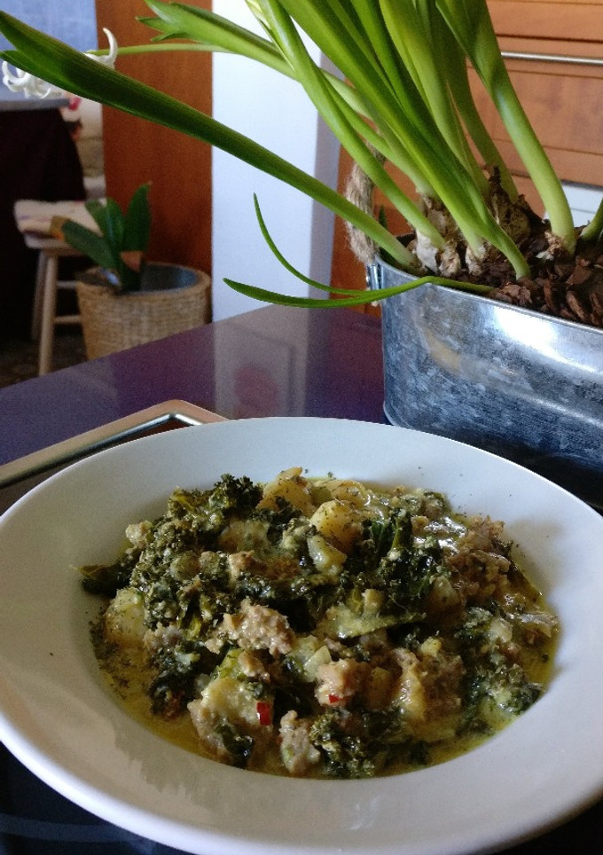 Una foto de Cazuela de gnocchi, kale y salchicha