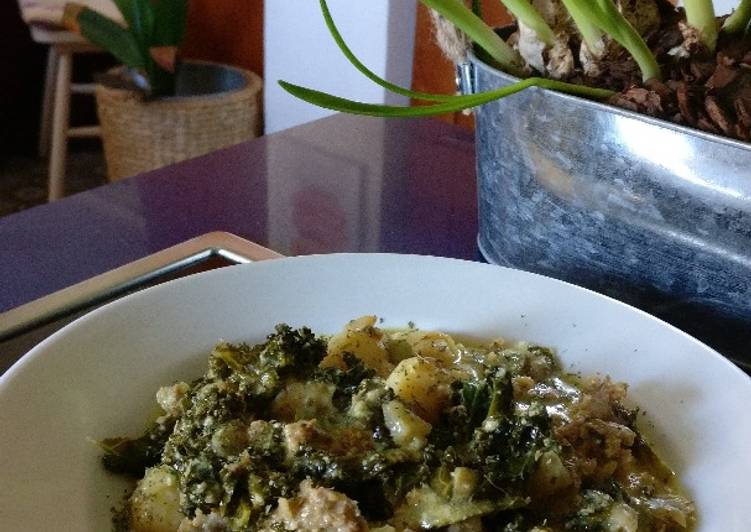 Cazuela de gnocchi, kale y salchicha