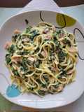 Fideos con tocino y espinacas