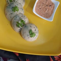 Rawa Idli With Peanut Chutney A picture of Rawa Idli With Peanut Chutney.