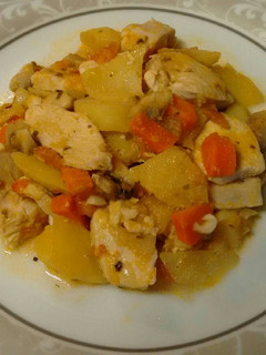 Una foto de Pechuga de pollo con patatas y veduritas. Muy fácil