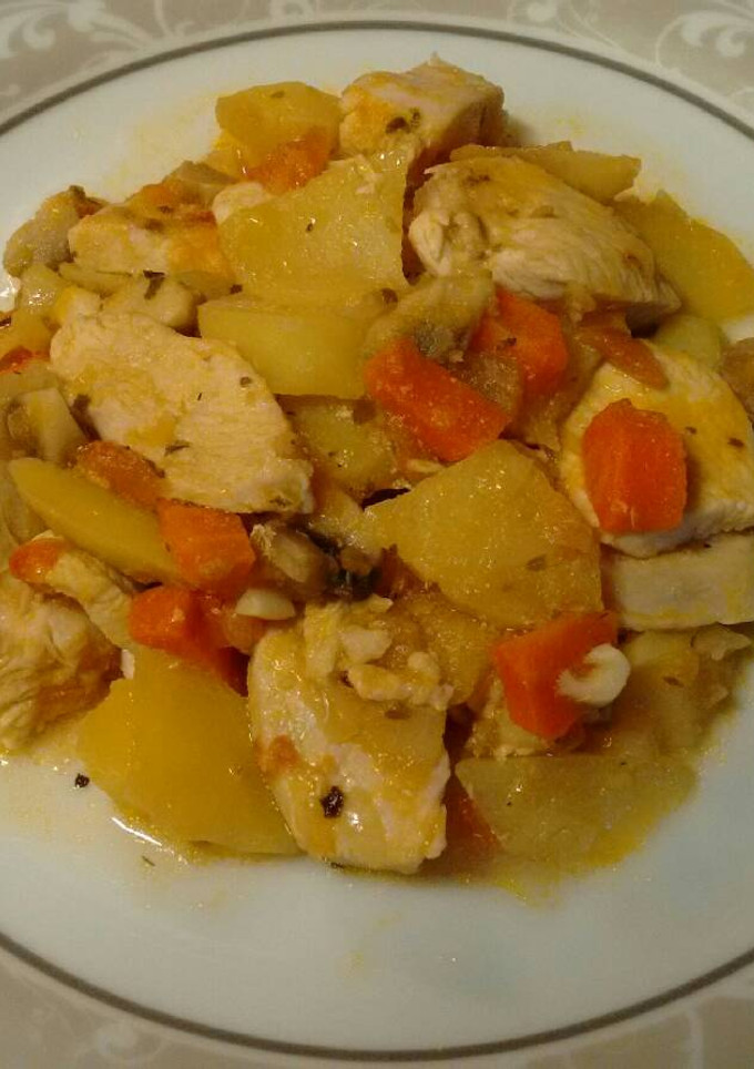 Una foto de Pechuga de pollo con patatas y veduritas. Muy fácil