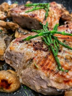Vöröstonhal steak serpenyős gombákkal recept fotója