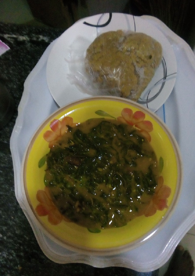 A picture of Bitterleaf soup with wheat.