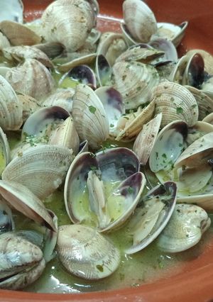 Una foto de Almejas en salsa y Salmón 🐟. Ligero y nada pesado
