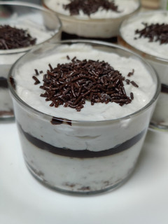 Una foto de Vasitos de plátano y chocolate