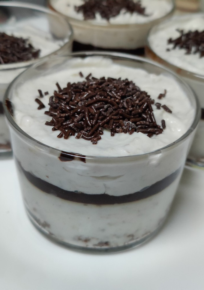 Una foto de Vasitos de plátano y chocolate
