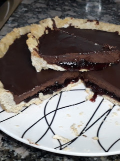 Una foto de Tarta de vainilla, mermelada y ganache de chocolate