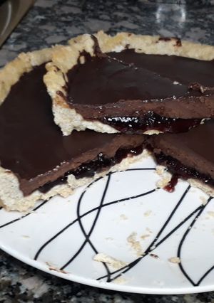 Una foto de Tarta de vainilla, mermelada y ganache de chocolate