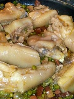 Una foto de Rabos y manitas de cerdo con verduras