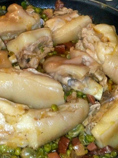 Una foto de Rabos y manitas de cerdo con verduras