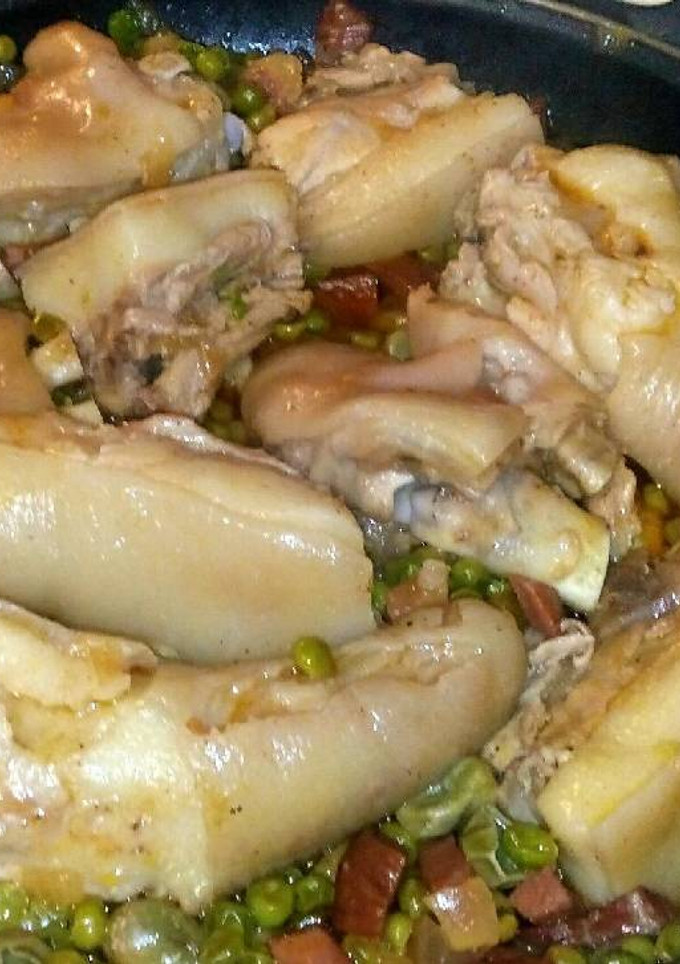 Una foto de Rabos y manitas de cerdo con verduras
