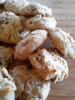 Foto di Biscotti di farina di riso con uvetta sultanina e mandorle