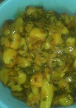 A picture of Fried potatoes and spinach.