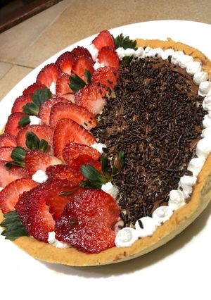 Una foto de Pie de yogurt con fresas y chocolate